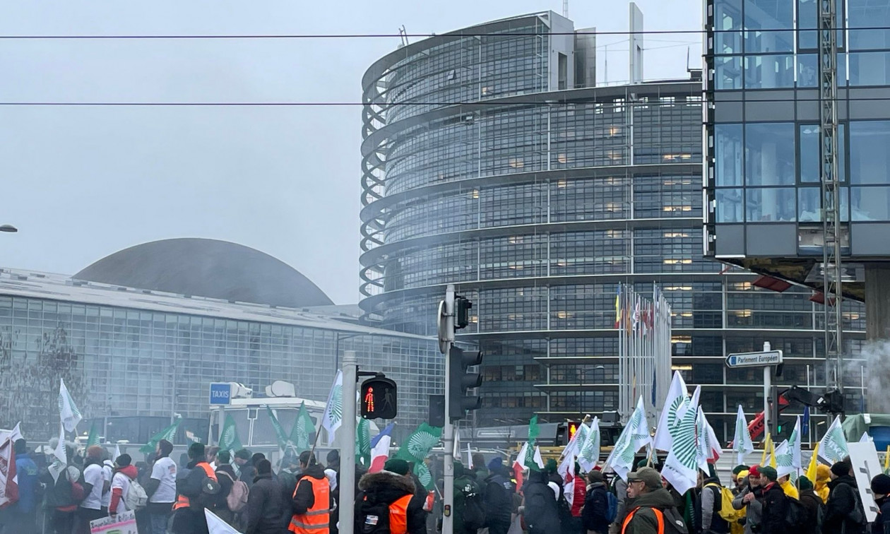 Γαλλία: Επεισόδια μεταξύ αγροτών και αστυνομίας έξω από το Ευρωπαϊκό Κοινοβούλιο – Βίντεο