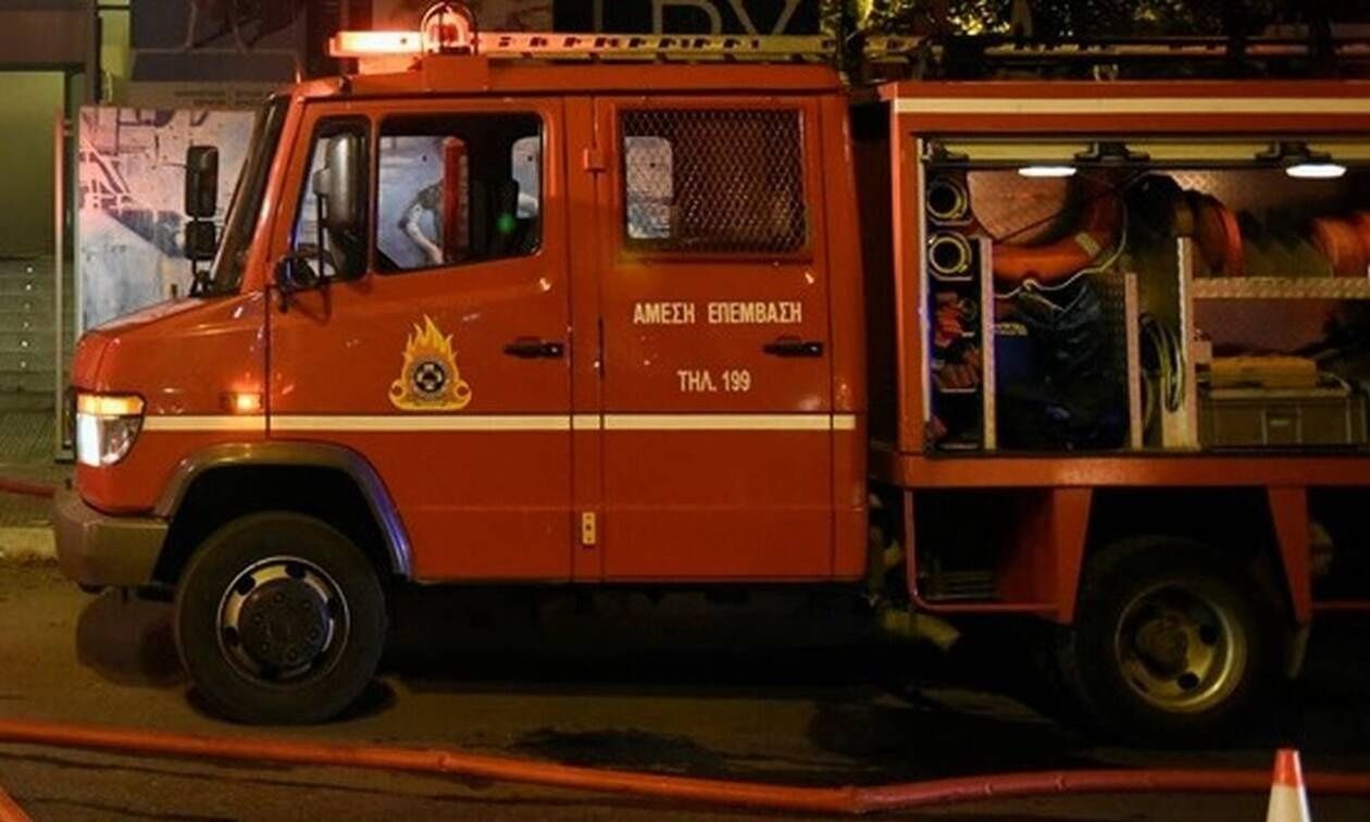Πυρκαγιά σε εγκαταλελειμένο κτίριο στην Καλλιθέα – Διακοπή κυκλοφορίας στην Δοΐράνης