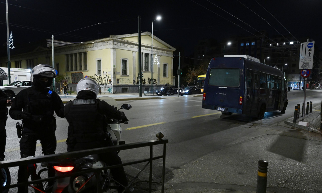 ΕΜΠ: Προσαγωγές και σύλληψη έξω από εκδήλωση υπό την παρουσία του Κωνσταντίνου Τασούλα