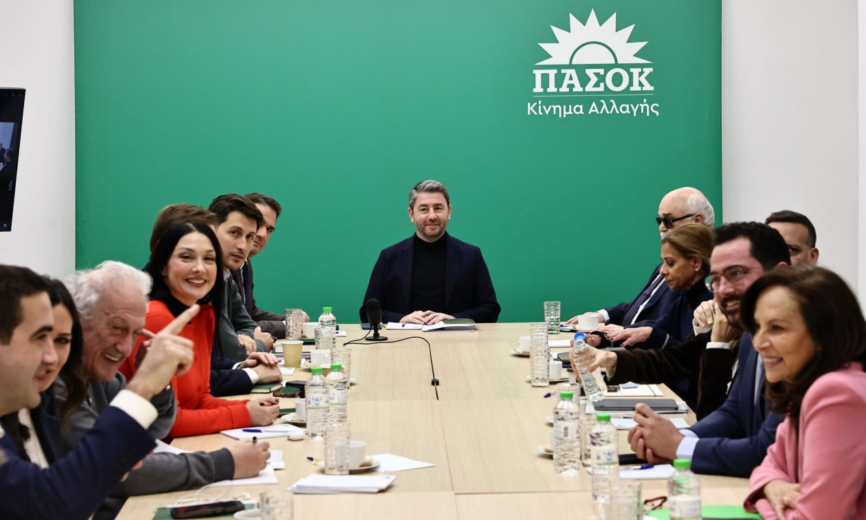 «Βράζει» το ΠΑΣΟΚ: Όλοι εναντίον όλων στην ΚΟΕΣ – «Πυρά» κατά Ανδρουλάκη ενόψει συνεδρίου