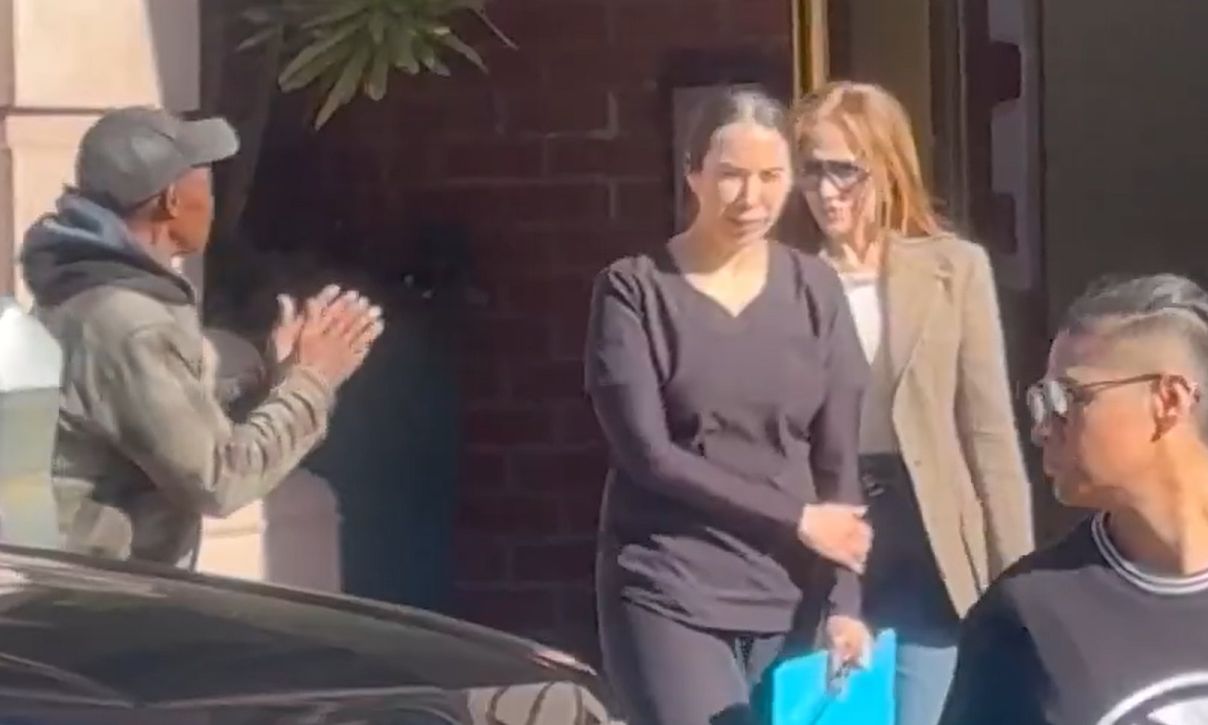 Jennifer Lopez: Έδωσε χρήματα σε άστεγο και του έφτιαξε τη μέρα – Βίντεο