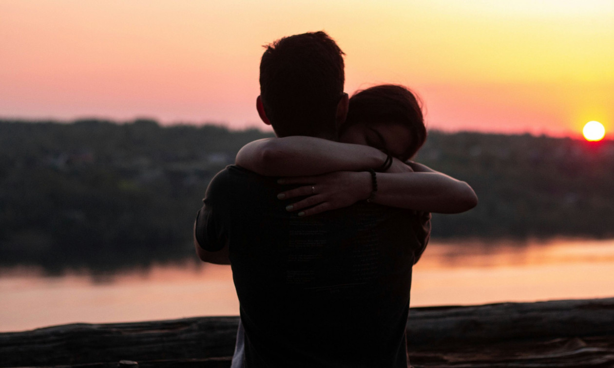 Παγκόσμια Ημέρα Αγκαλιάς: Πόσες χρειαζόμαστε την ημέρα – Τα οφέλη για την υγεία