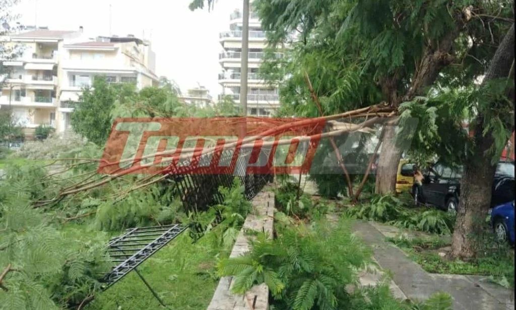 Κακοκαιρία – Τα πρώτα προβλήματα: Άνεμοι μετακίνησαν στύλο του ΔΕΔΔΗΕ και παρέσυραν κοντέινερ