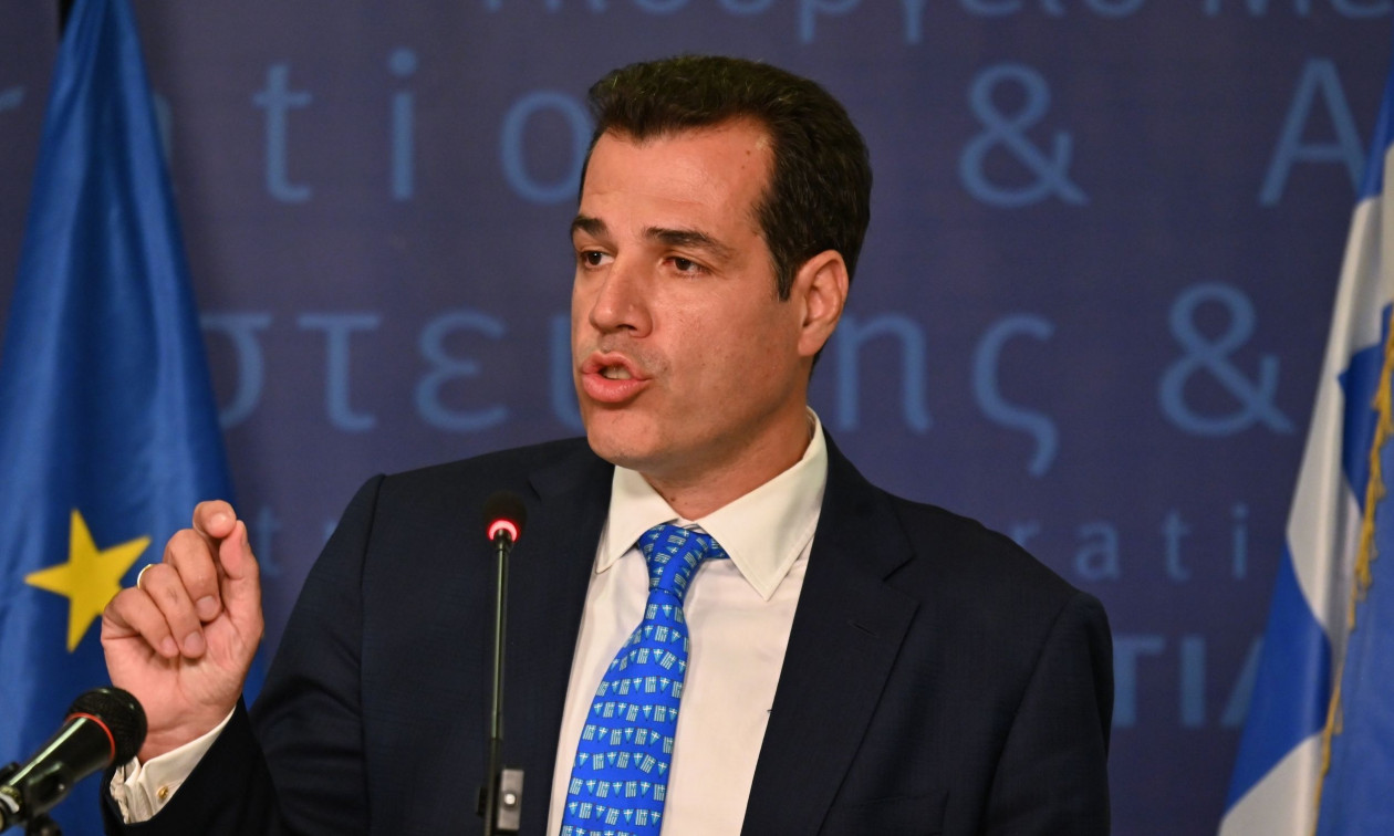 Απάντηση Πλεύρη σε ΜΚΟ για το ν/σ νόμιμης μετανάστευσης – «Δεν ποινικοποιεί τη συμμετοχή τους»