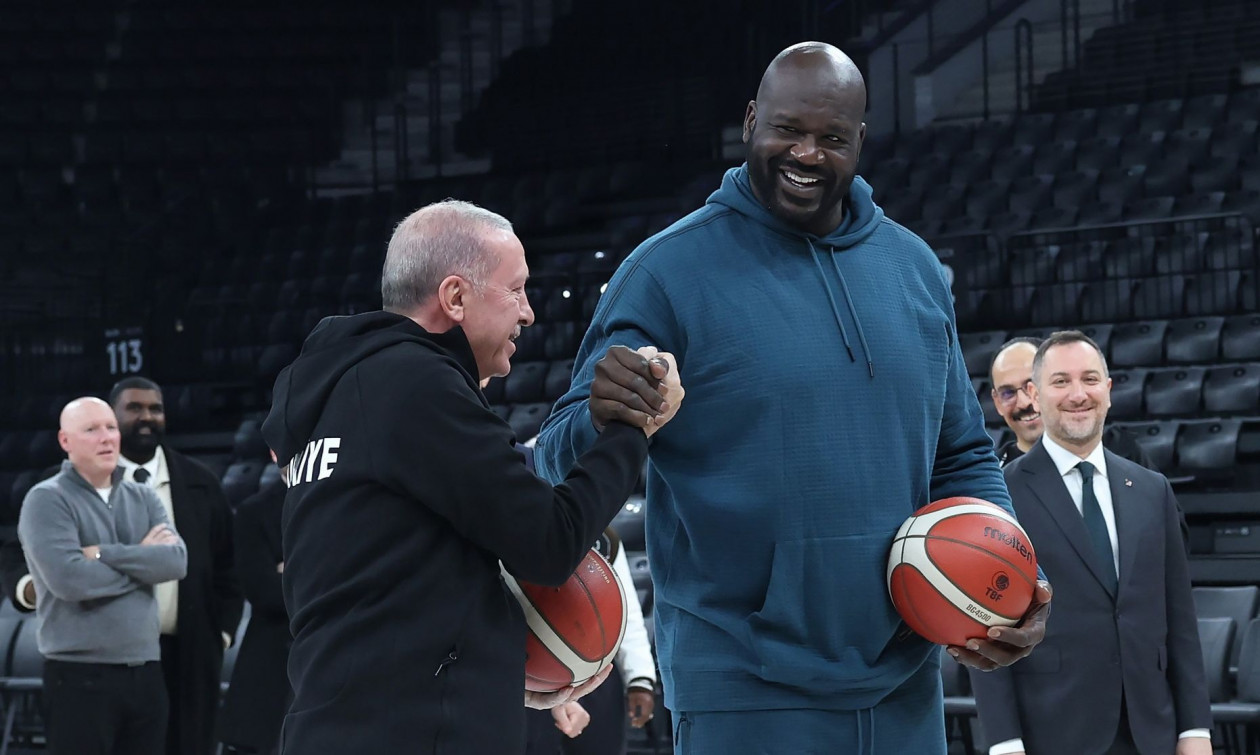 Τουρκία: Ερντογάν και Σακίλ Ο’Νιλ έπαιξαν μπάσκετ και αντάλλαξαν δώρα στην έδρα της Εφές