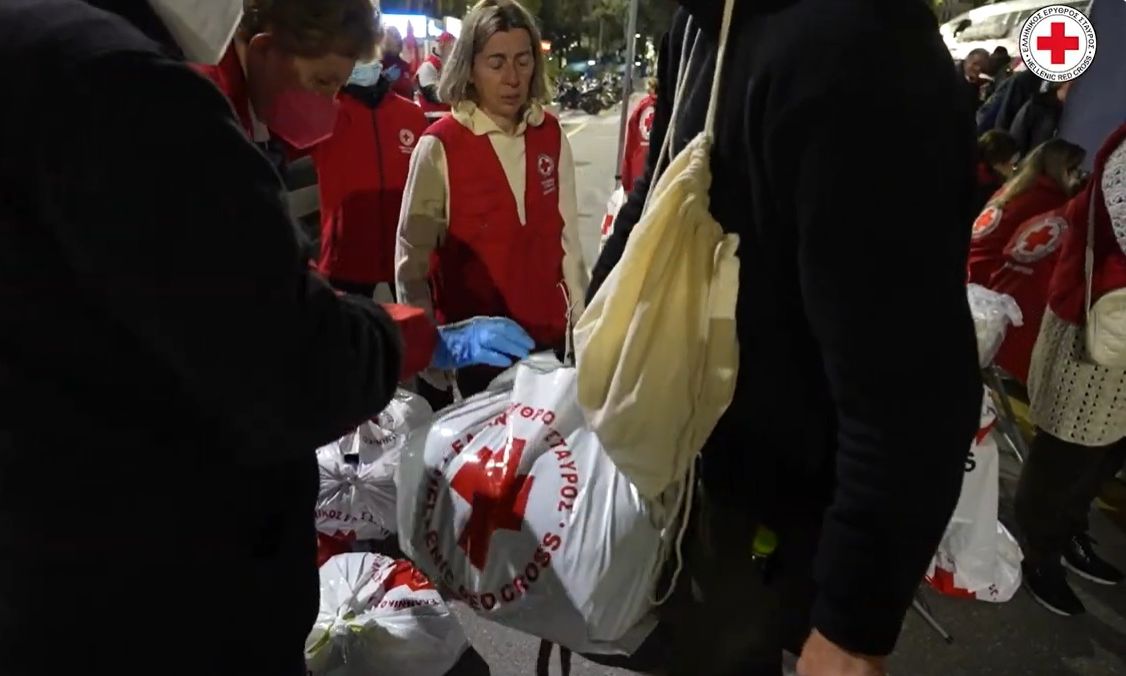 O Ελληνικός Ερυθρός Σταυρός διοργανώνει εορταστική δράση υποστήριξης αστέγων στο κέντρο της Αθήνας