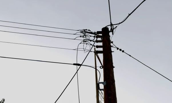 Κακοκαιρία: Πτώση καλωδίου ηλεκτροδότησης εξαιτίας των ισχυρών ανέμων στο Ηράκλειο