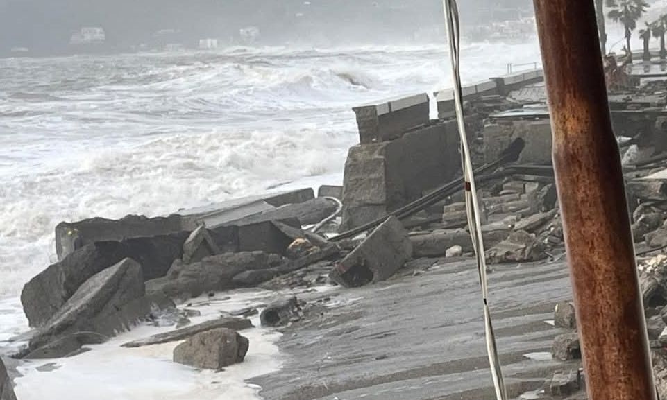 Ιταλία: Ο παραλιακός δρόμος στο Λετογιάννι «εξαφανίστηκε» – Άνεμοι έως 120 χλμ και μεγάλα κύματα