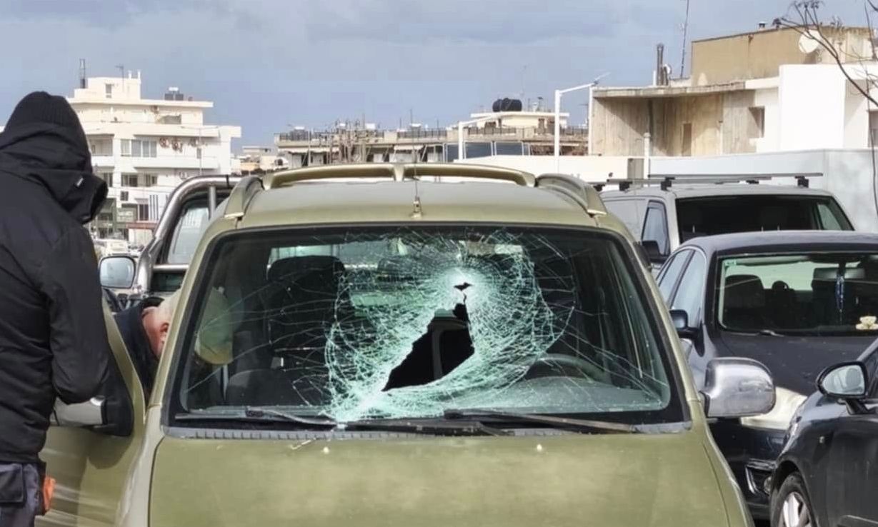 Ηράκλειο: Κομμάτι τσιμένου έπεσε από γέφυρα πάνω σε παμπρίζ αυτοκινήτου