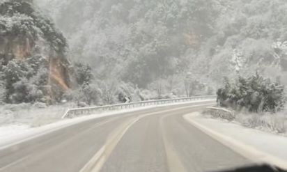 Λαμία: Σφοδρή χιονόπτωση στο ύψος του Μπράλου – Βίντεο