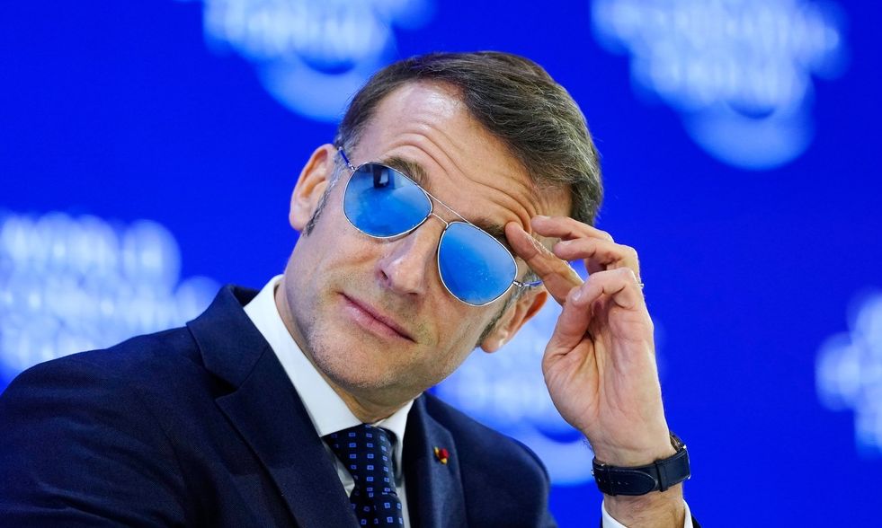 O Τραμπ χλεύασε τον Μακρόν για την εμφάνιση με γυαλιά στο Νταβός: «Έδειχνε να παριστάνει τον σκληρό»