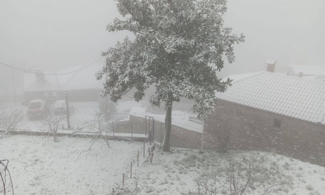 Κακοκαιρία: Στα λευκά «ντύθηκαν» πολλά χωριά της Λάρισας – Χωρίς προβλήματα το οδικό δίκτυο