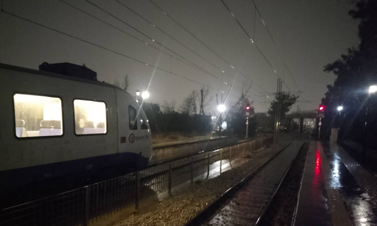 Κακοκαιρία: Ακινητοποιήθηκε αμαξοστοιχία στη Δεκέλεια – Με λεωφορεία τα δρομολόγια των τρένων