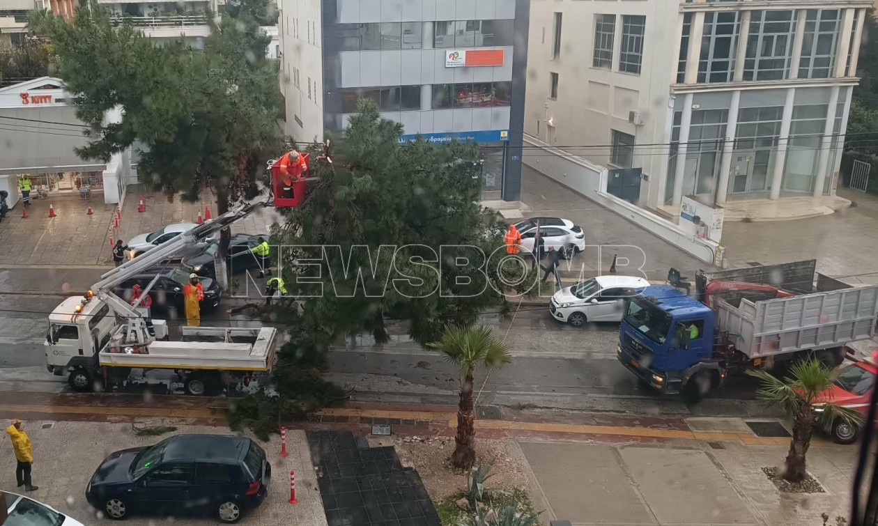 Κακοκαιρία στην Αττική: 160 κλήσεις στην Πυροσβεστική για αντλήσεις υδάτων και 26 για κοπές δέντρων