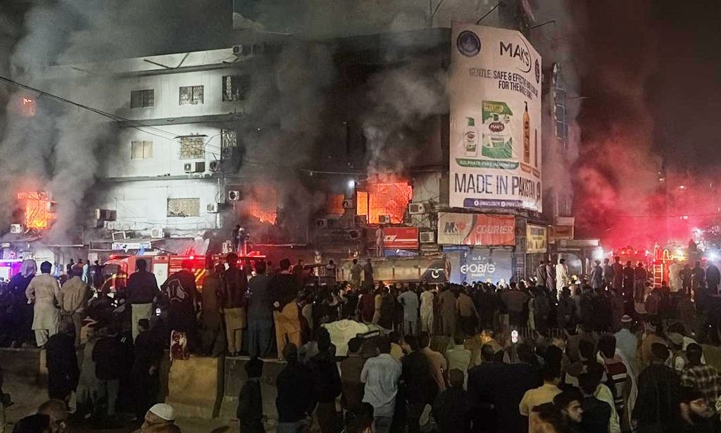 Πακιστάν: Στους 50 ανέρχεται ο αριθμός των νεκρών από την πυρκαγιά σε εμπορικό του Πακιστάν