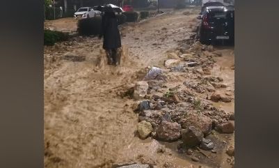 Κακοκαιρία: Εικόνες καταστροφής στη Γλυφάδα – Βράχια στους δρόμους και ορμητικοί χείμαρροι (Βίντεο)