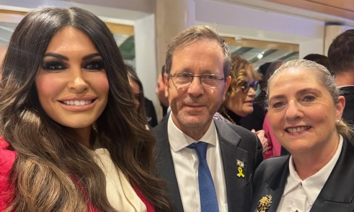 Στο Νταβός η Γκίμπερλι Γκίλφοϊλ – Συναντήθηκε με τον πρόεδρου του Ισραήλ