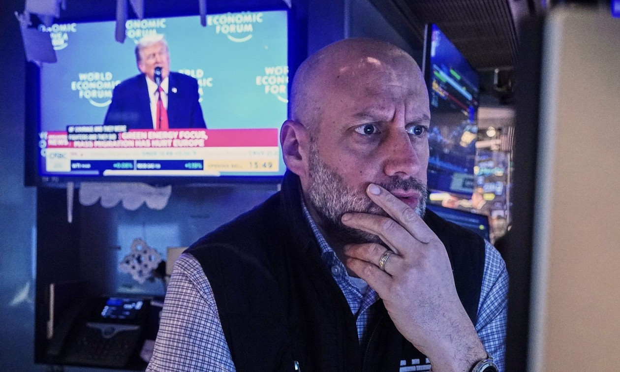 Ανακούφιση στη Wall Street μετά τη «στροφή» Τραμπ για δασμούς και Γροιλανδία