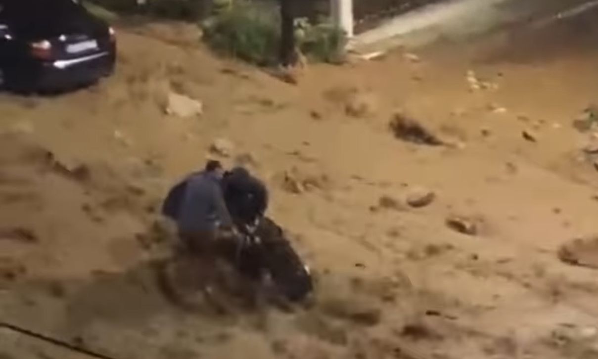 Κακοκαιρία: Δραματική διάσωσης γυναίκας στη Γλυφάδα – Πήγε να παρασυρθεί από τα ορμητικά νερά