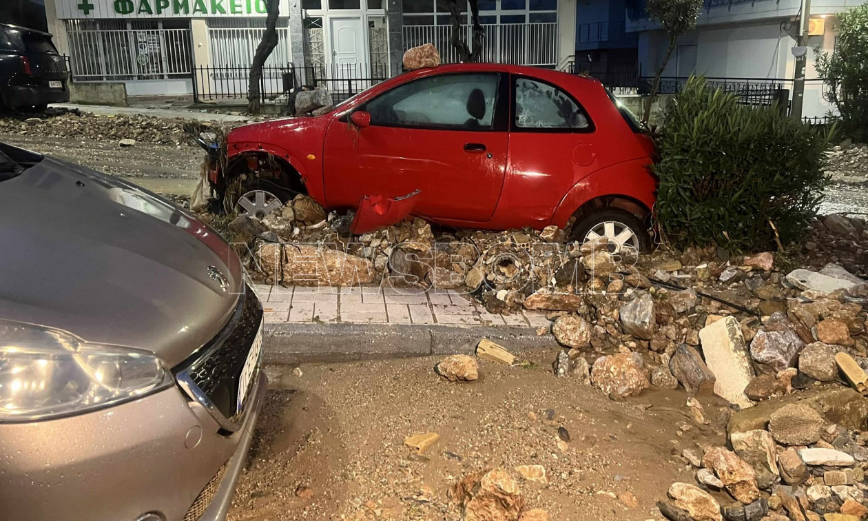 Κακοκαιρία: Μεγάλες ζημιές σε Γλυφάδα και Βουλιαγμένη – Διαλύθηκαν δρόμοι και οχήματα