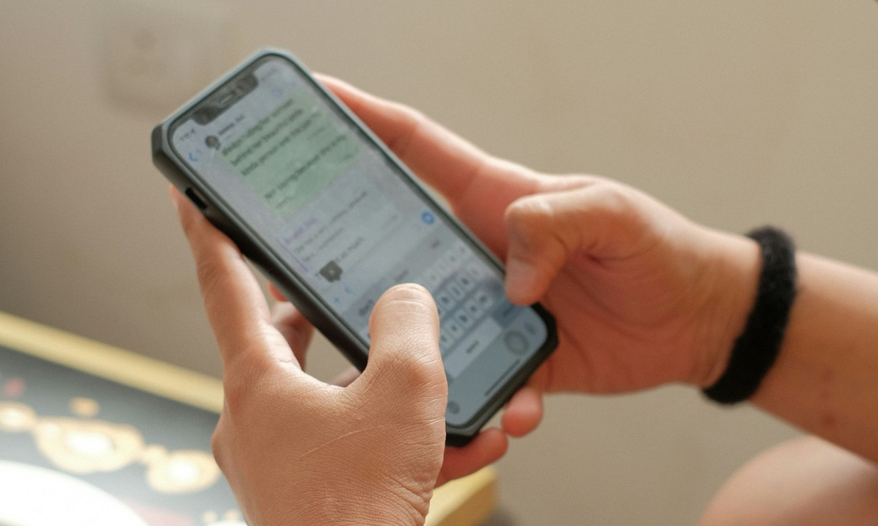 Gen Z: Η γενιά που είναι συνεχώς online αλλά δυσκολεύεται να μιλήσει και οι συνέπειες