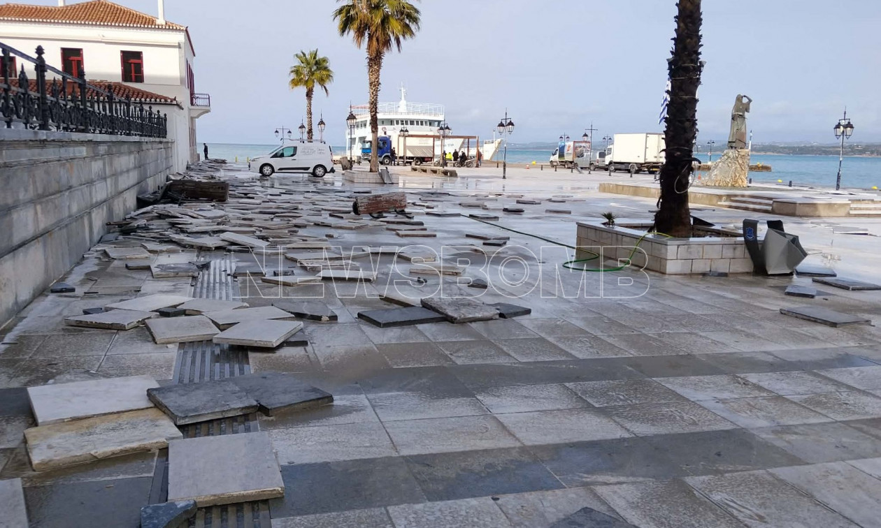 Εικόνες καταστροφής στις Σπέτσες: Η θάλασσα βγήκε στην πλατεία – Εικόνες και βίντεο