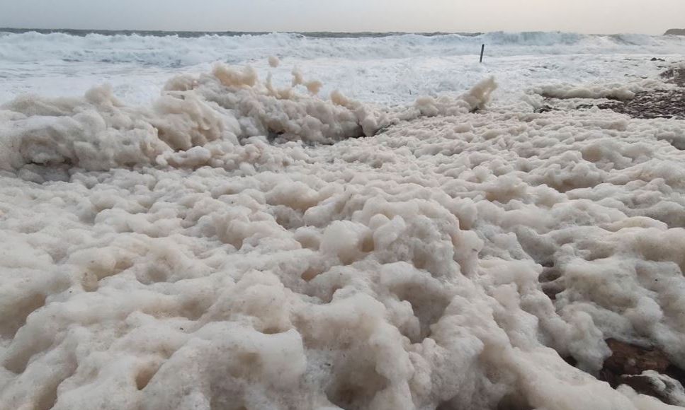 Χανιά: Άφρισε η θάλασσα μετά την κακοκαιρία – Εντυπωσιακές εικόνες