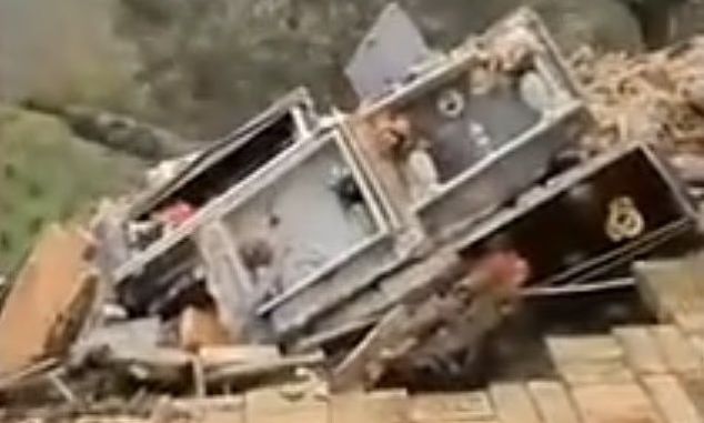 Ιταλία: Οι πλημμύρες ξέθαψαν και σκόρπισαν φέρετρα – Εστιατόριο δίπλα και… μέσα στη θάλασσα