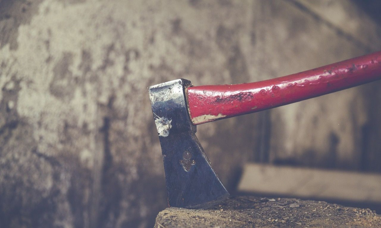 Ηράκλειο: Άνδρας επιτέθηκε με τσεκούρι σε γυναίκα και στην ανήλικη κόρη της