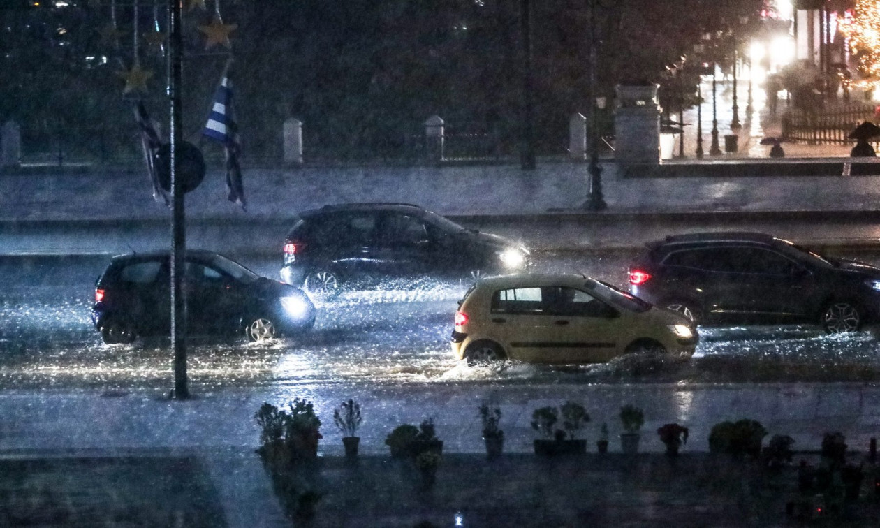 Άνοιξαν οι ουρανοί και πάλι στην Αττική – Πού βρέχει τώρα