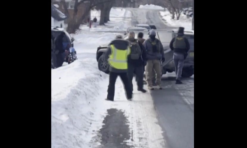 ΗΠΑ: Η στιγμή της σύλληψης του 5χρονου από την ICE – «Να τον αφήναμε στο κρύο;», λέει ο Βανς