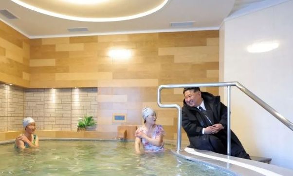 Kιμ Γιονγκ Ουν: Επισκέφθηκε λουόμενους σε…σπα α λα Βόρεια Κορέα – Τα εγκαίνια των θερμών πηγών