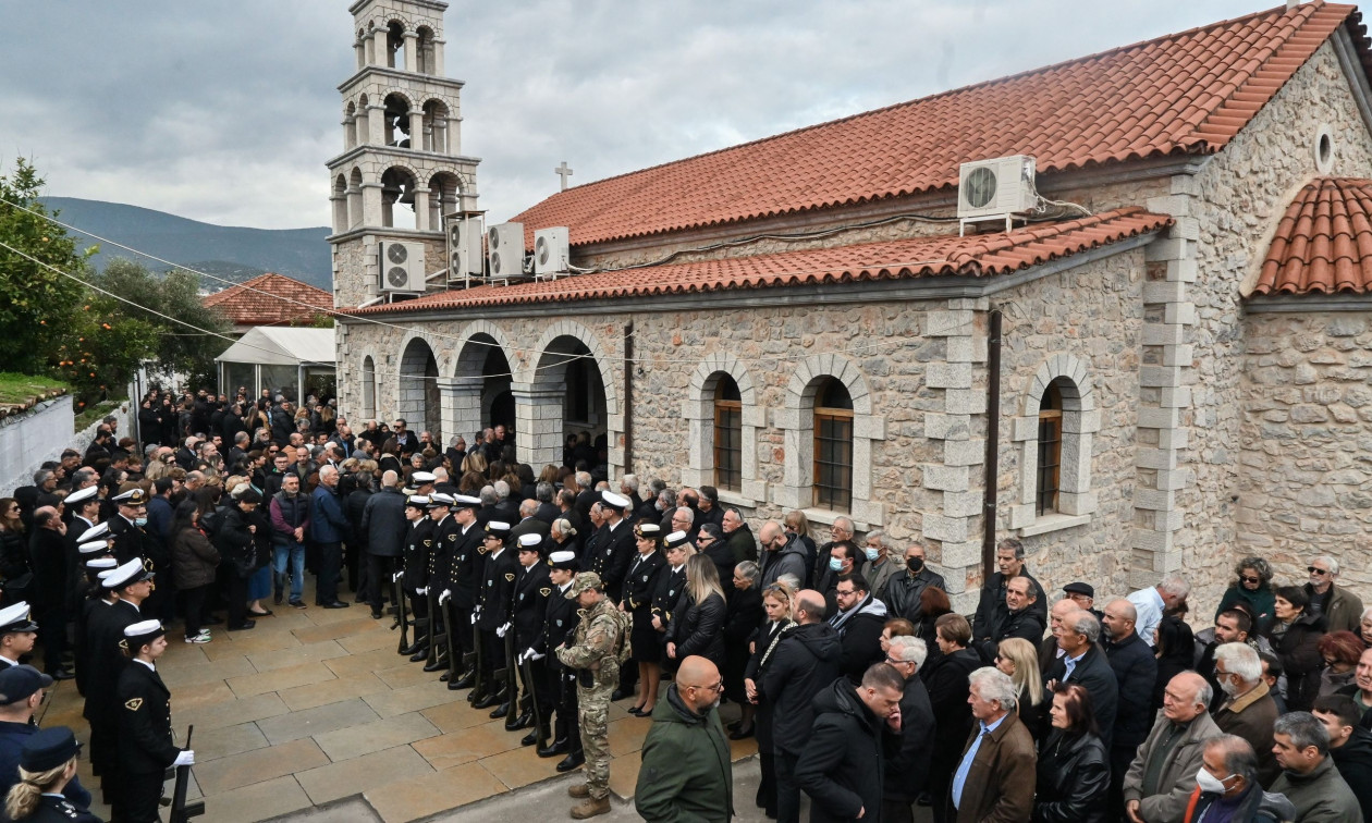 Άστρος: Θρήνος στην κηδεία του λιμενικού – Πρόταση Κικίλια να «υιοθετήσει» η Βουλή το παιδί του