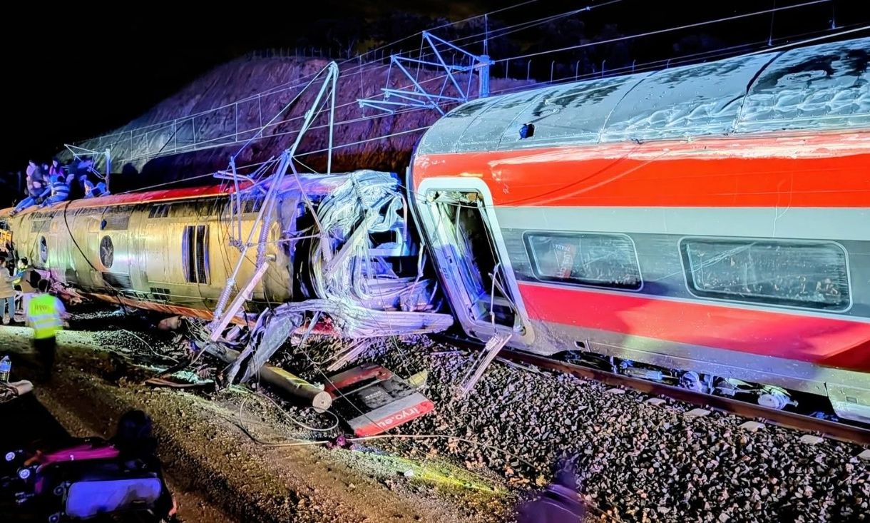 Ισπανία: Πρώτη έκθεση για τη σιδηροδρομική τραγωδία – Πώς εκτροχιάστηκαν τα τρένα