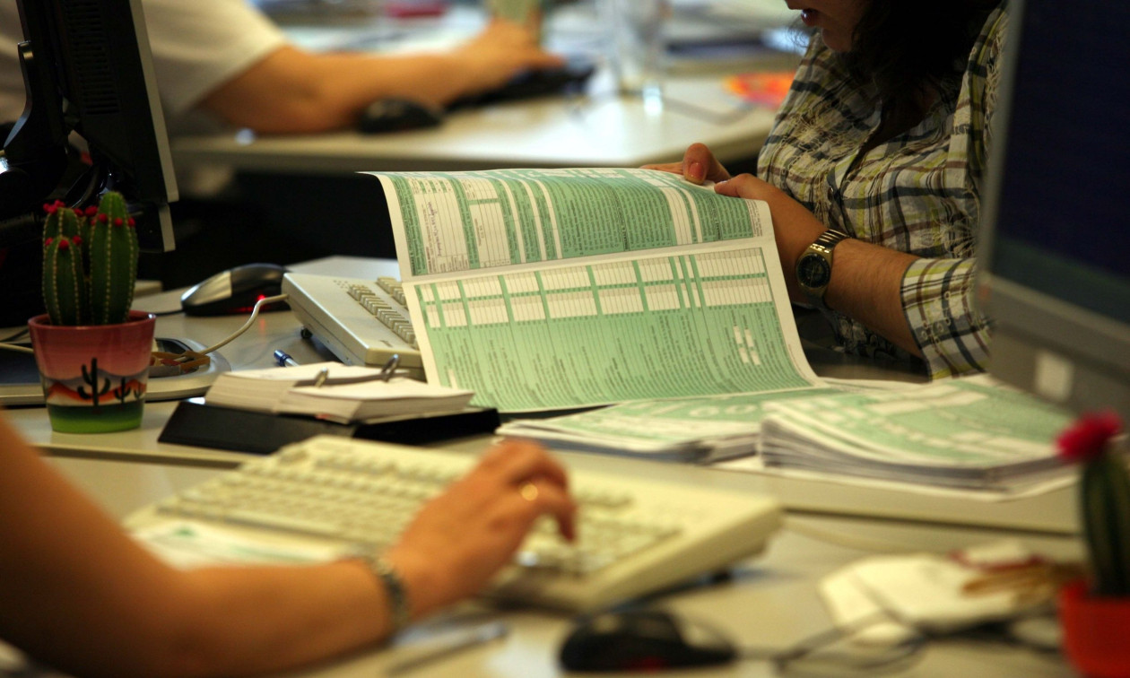 Εφορία: Αναλυτικός οδηγός – Ποιοι και πόσα κερδίζουν από τη μείωση των τεκμηρίων