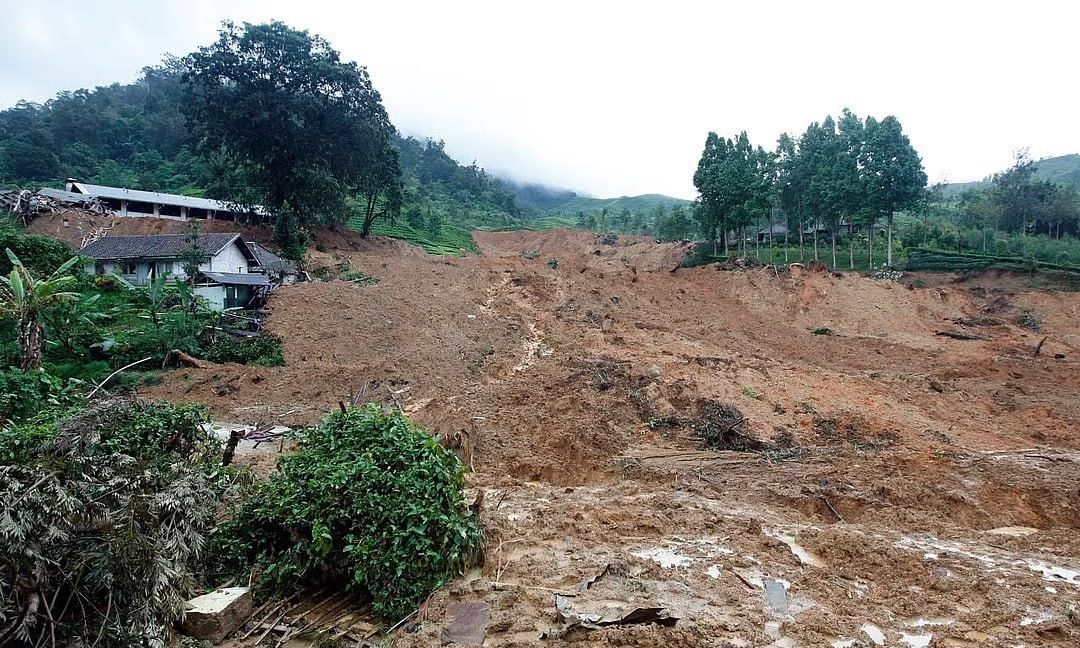 Ινδονησία: Τουλάχιστον επτά νεκροί και 93 αγνοούμενοι από κατολίσθηση – Βίντεο