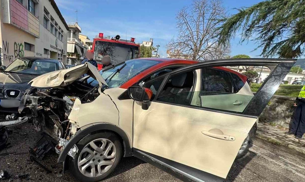 Αγρίνιο: Τροχαίο ατύχημα έξω από Δημοτικό Σχολείο – Αυτοκίνητο προσέκρουσε σε δέντρο