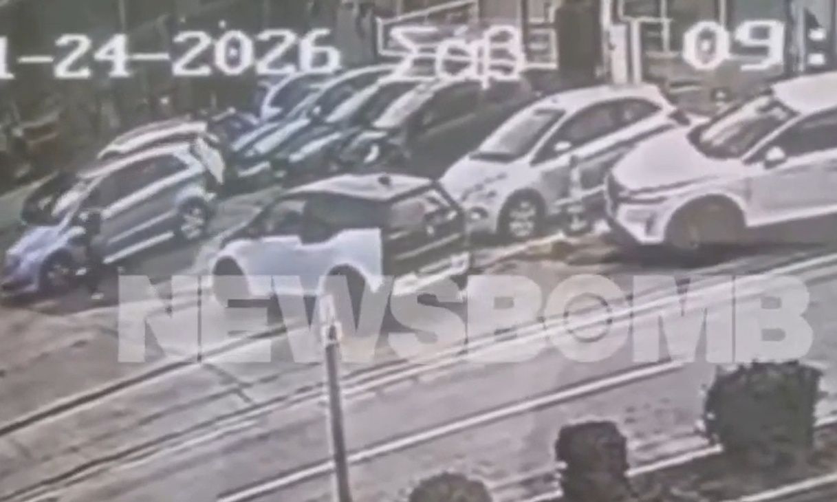 Βριλήσσια: Η στιγμή που ο άνδρας πατάει υπάλληλο των ΕΛΤΑ με το αυτοκίνητο – Βίντεο