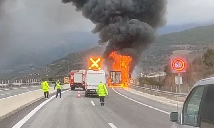 Ιωάννινα: Φωτιά σε φορτηγό με πλαστικά στην Εγνατία Οδό – Βίντεο