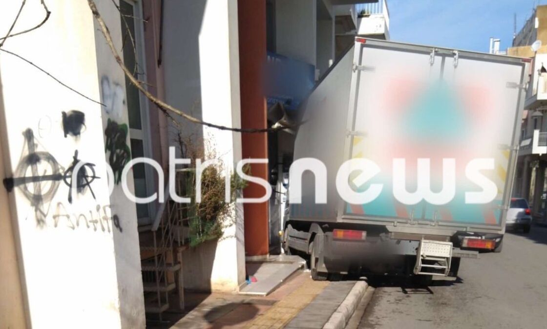 Πύργος: Φορτηγό… μπούκαρε σε λογιστικό γραφείο