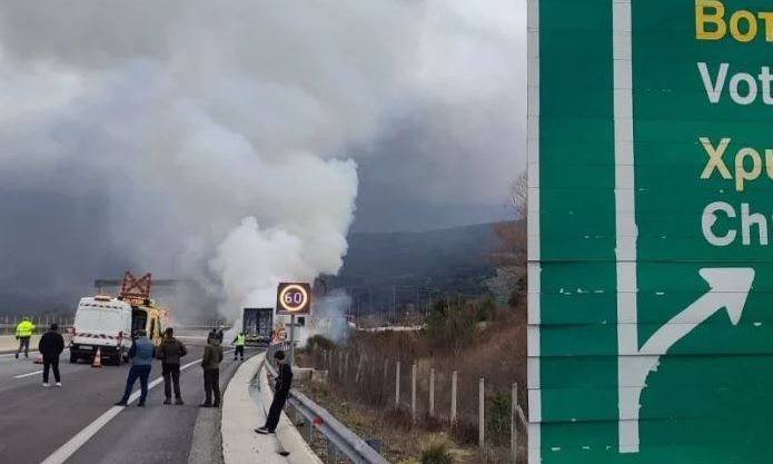 Εγνατία Οδός: Φορτηγό με πλαστικά τυλίχτηκε στις φλόγες – Βίντεο