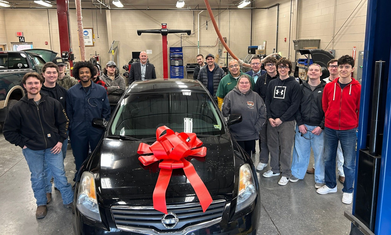 Μαθητές επισκευάζουν αυτοκίνητα δωρεάν και τα προσφέρουν σε μοναχικές μητέρες: «Αλλάζετε τον κόσμο»