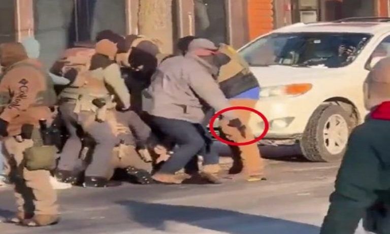 Μινεσότα: Πράκτορας με πολιτικά παίρνει το όπλο που είχε ο 37χρονος διαδηλωτής – Ήταν νοσοκόμος ΜΕΘ