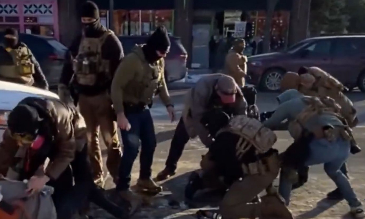 Δολοφονία στη Μινεσότα: «Μετρούσαν τις πληγές από τις σφαίρες αντί να τον βοηθήσουν» λέει μάρτυρας