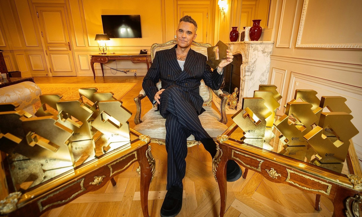 Ρόμπι Γουίλιαμς: Σπάει το ρεκόρ των Beatles και γράφει ιστορία στα βρετανικά charts με το «Britpop»