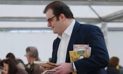 Κυριάκος Πιερρακάκης: Με δύο τσάντες βιβλία έφυγε από το 29ο παζάρι βιβλίου στην Πλατεία Κλαυθμώνος