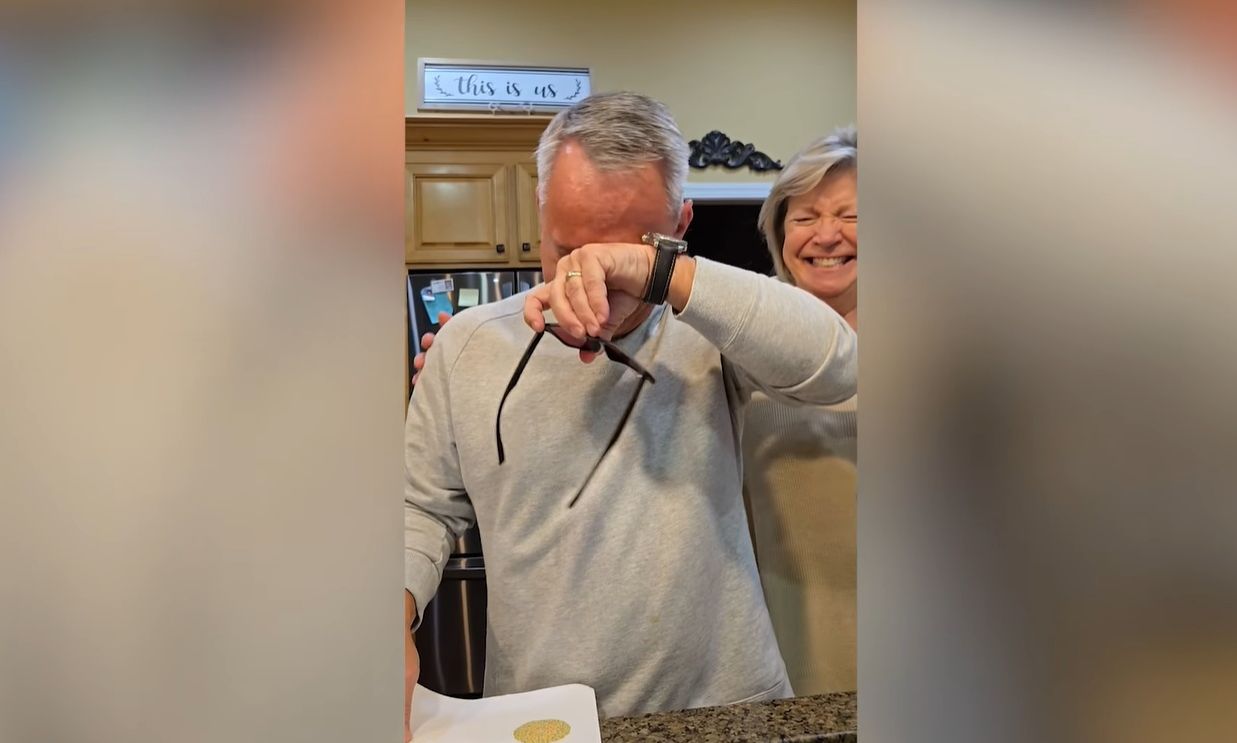 ΗΠΑ: 61χρονος πατέρας συγκινήθηκε όταν είδε χρώματα για πρώτη φορά – Δείτε βίντεο