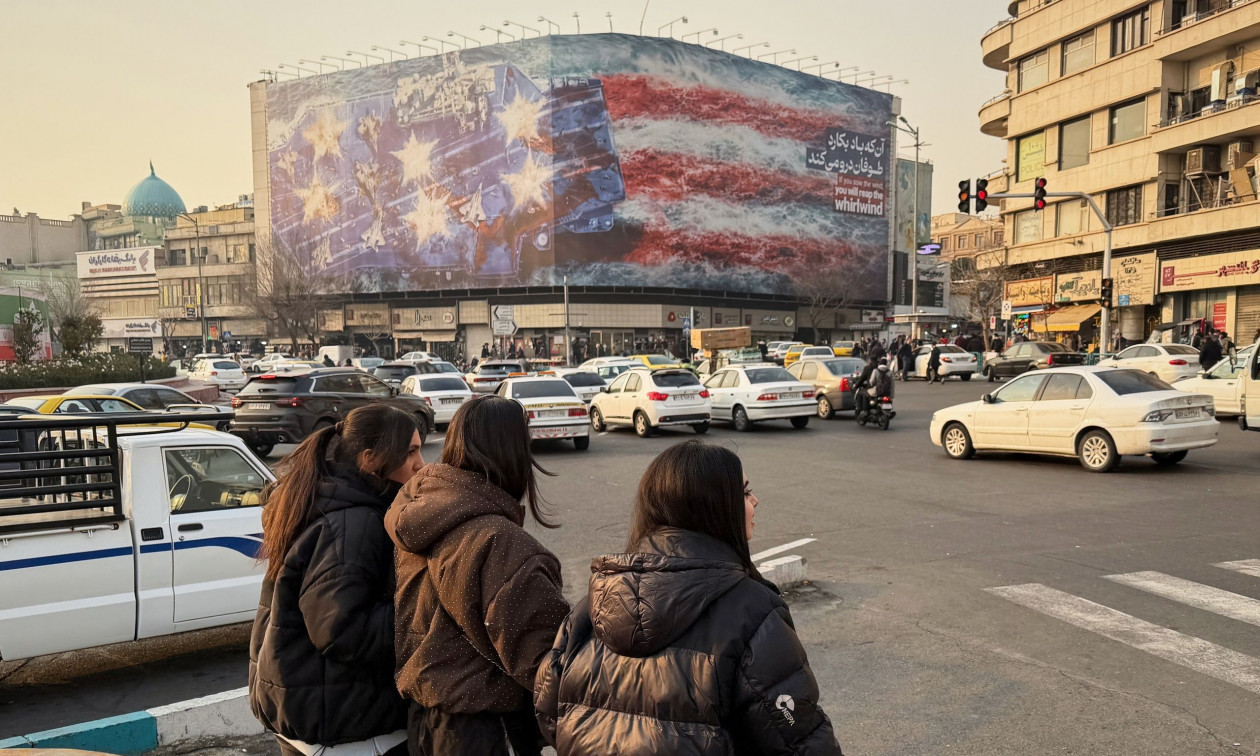 Ιράν: «Αυτός που σπέρνει άνεμο, θύελλα θα θερίσει» – Με γιγαντοαφίσα στην Τεχεράνη απειλεί τις ΗΠΑ