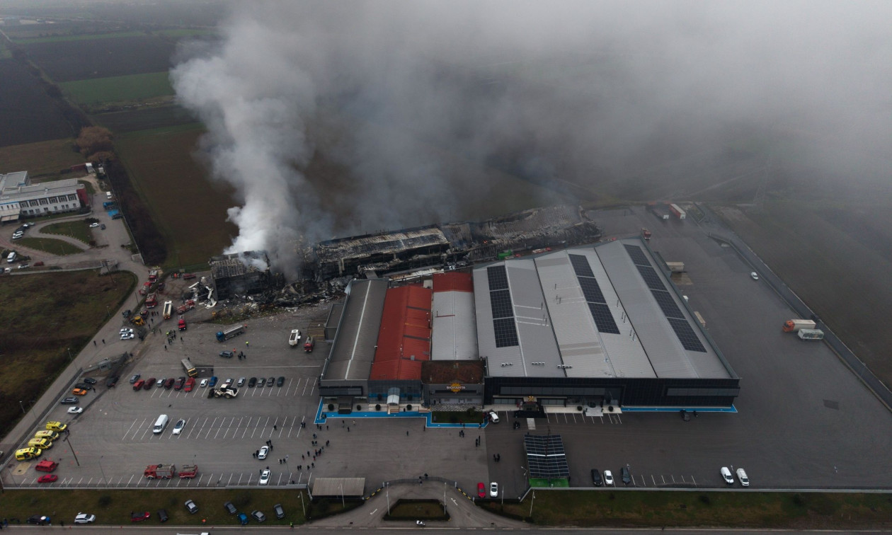 Όλεθρος και απόλυτη καταστροφή στο εργοστάσιο Βιολάντα στα Τρίκαλα – Συγκλονιστικές εικόνες
