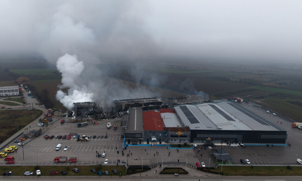 LIVEBLOG – Τέσσερις νεκρές, μια αγνοούμενη από την τρομακτική έκρηξη και την πυρκαγιά στη «Βιολάντα»
